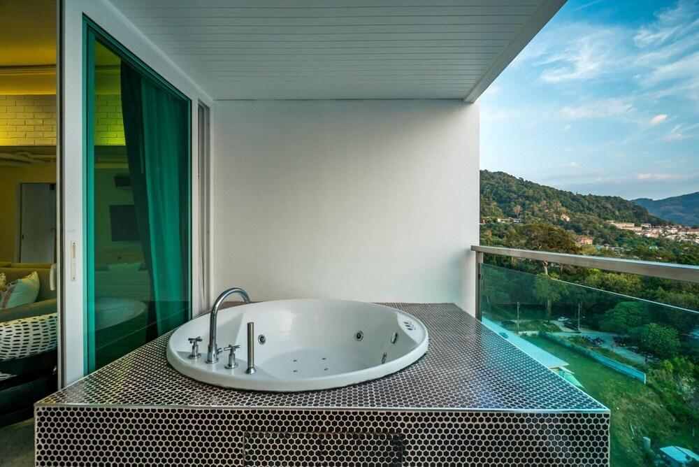 Baycliff - Seaview 2 Bedroom apt With Jacuzzi Pool and Kitchen in Patong