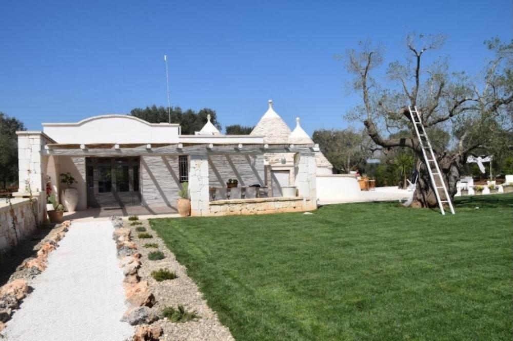 Fantastic Trulli Olea With Pool Garden