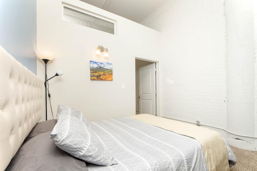 Downtown Denver 2BR Apartment Open Plan