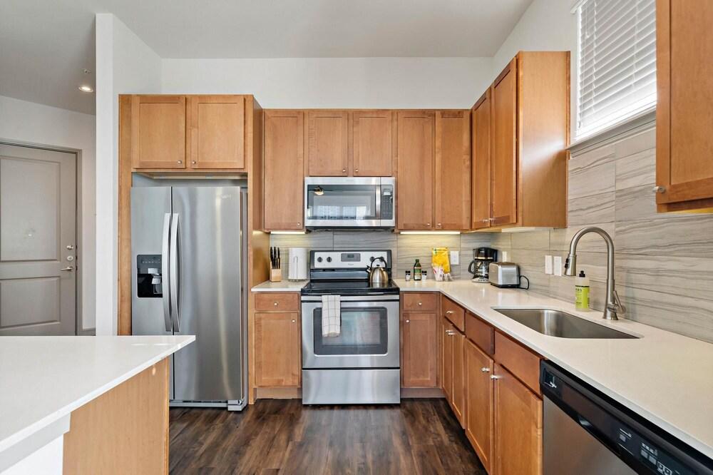Deep Cleaned Modern 2BR Apt Downtown Location