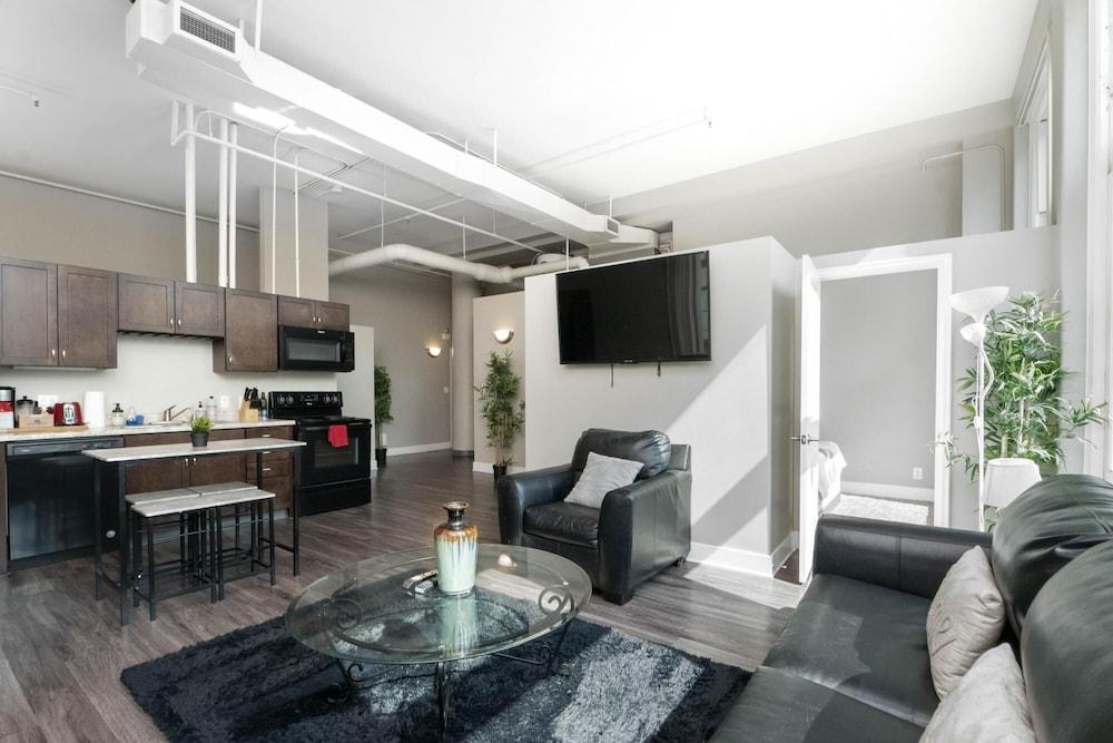 Loft Style Apt With Fast Wifi and Gym