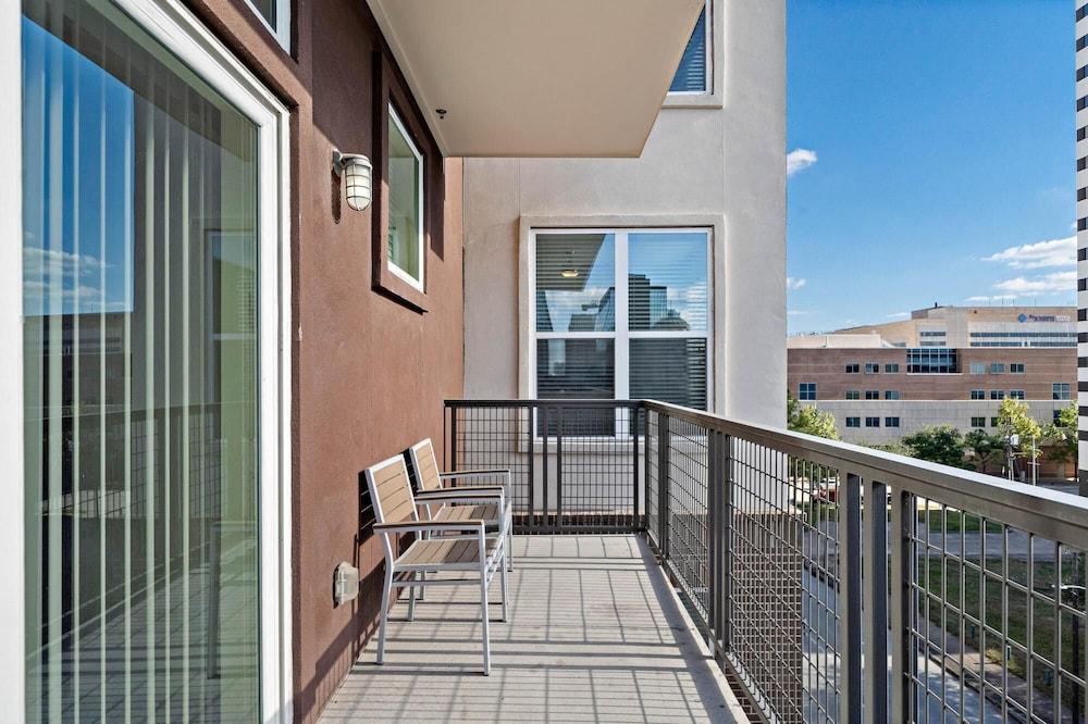 Bright Recently Upgraded 2BR Apartment