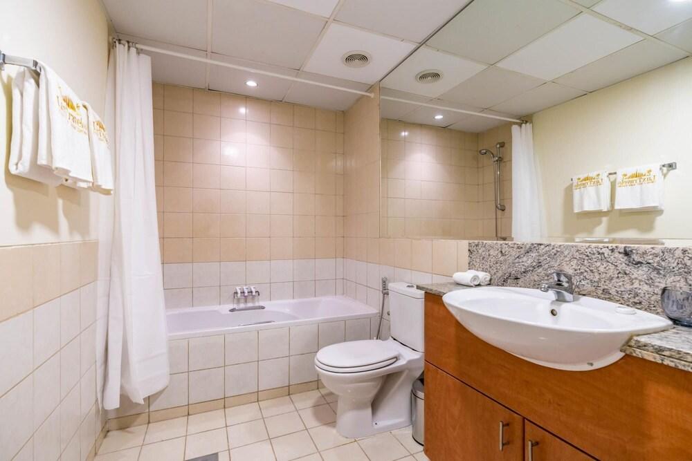 Luxe 1BD Sleeps 4 Parking Pool Gym