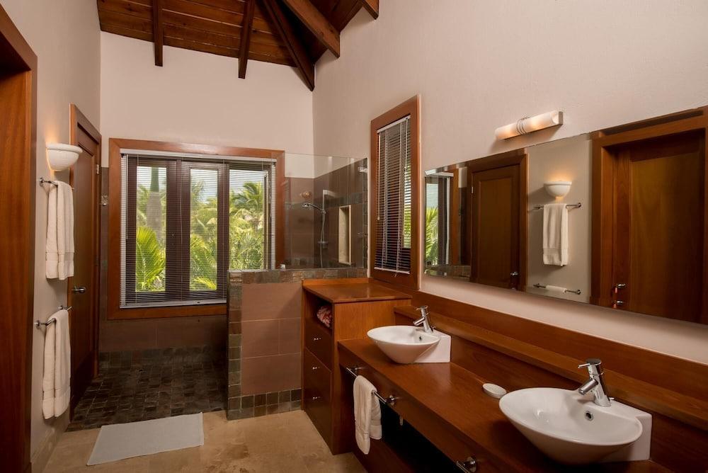 Lake Front Villa With Open Design in Luxury Resort