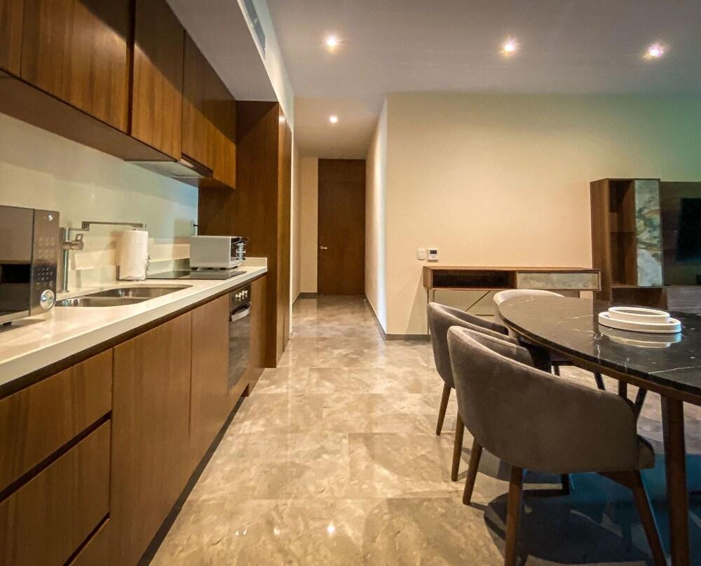 Bright and Sunny 2 BR Condo With Private Garden Jacuzzi