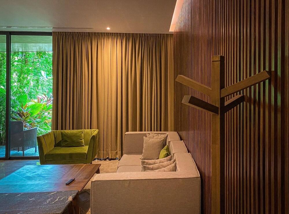 Bright and Sunny 2 BR Condo With Private Garden Jacuzzi