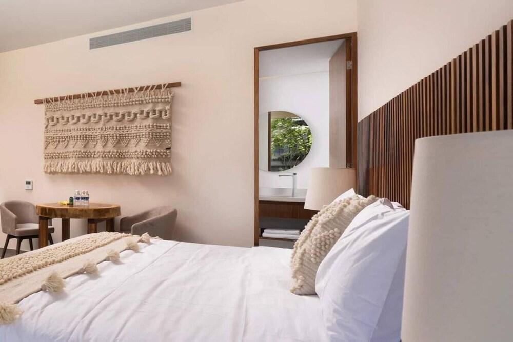 Smart And Secure In A Sensational Setting Luxury Studio With Infinity Pool View