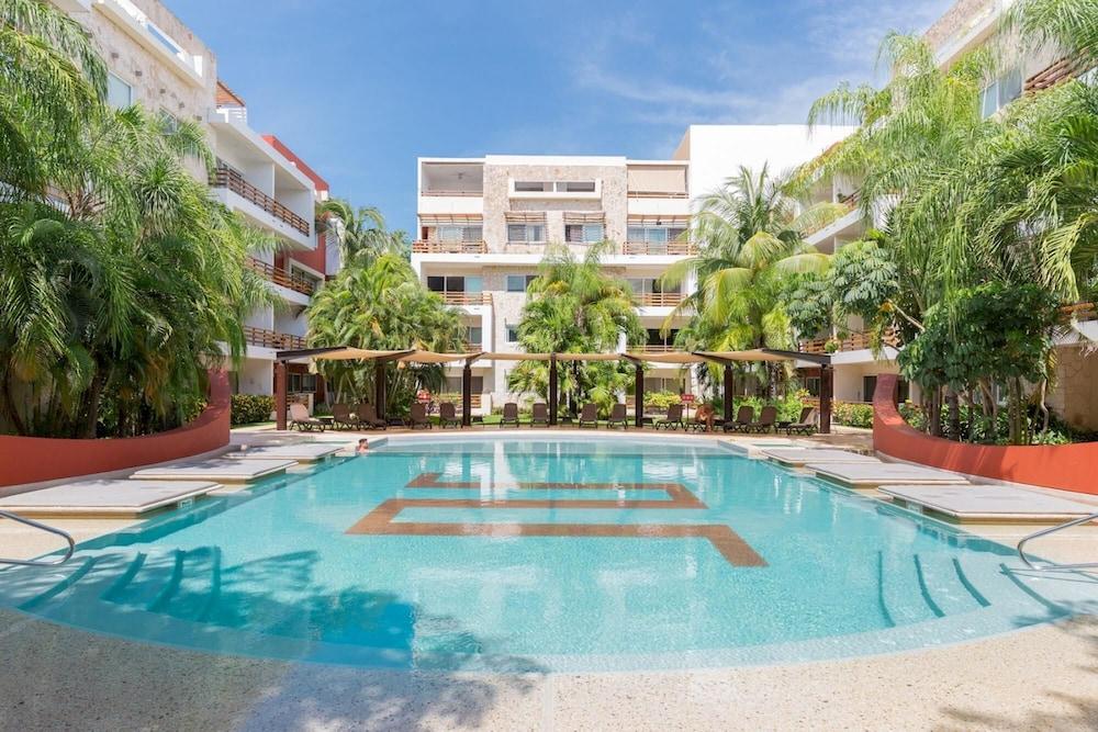 Exclusive 2 Level 3 BR Penthouse Private Hot Tub Roof Wifi Great Amenities GYM