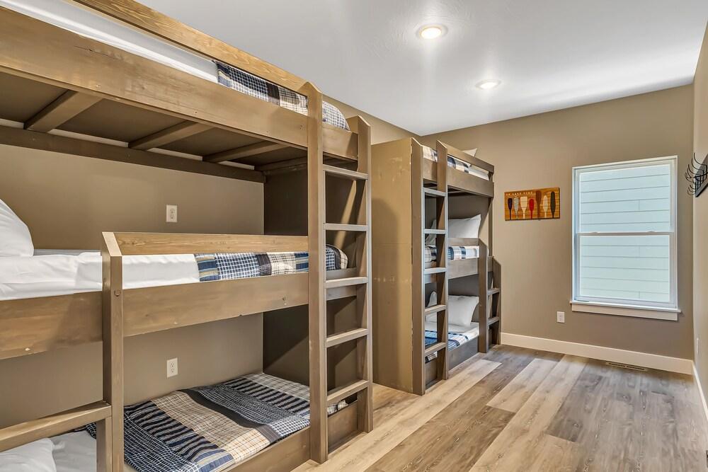 Hook Wine & Sinker 10 Bedroom Home by Redawning