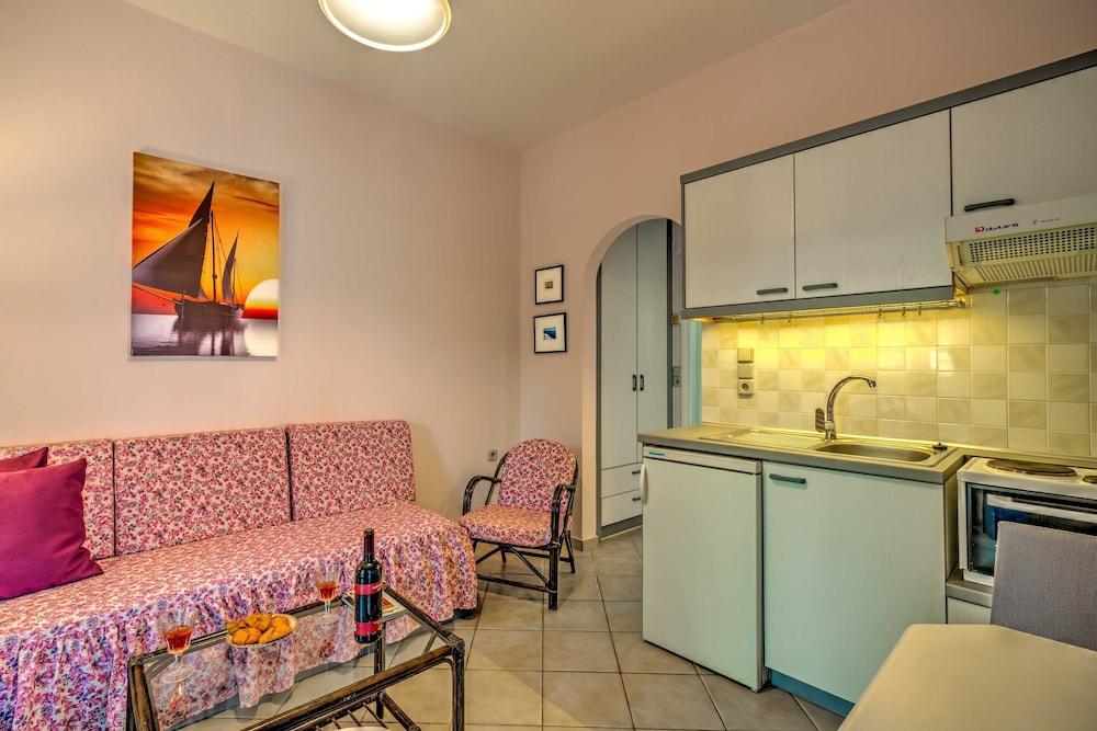 Sea Breeze Corner ,cozy Flat Neat the Beach