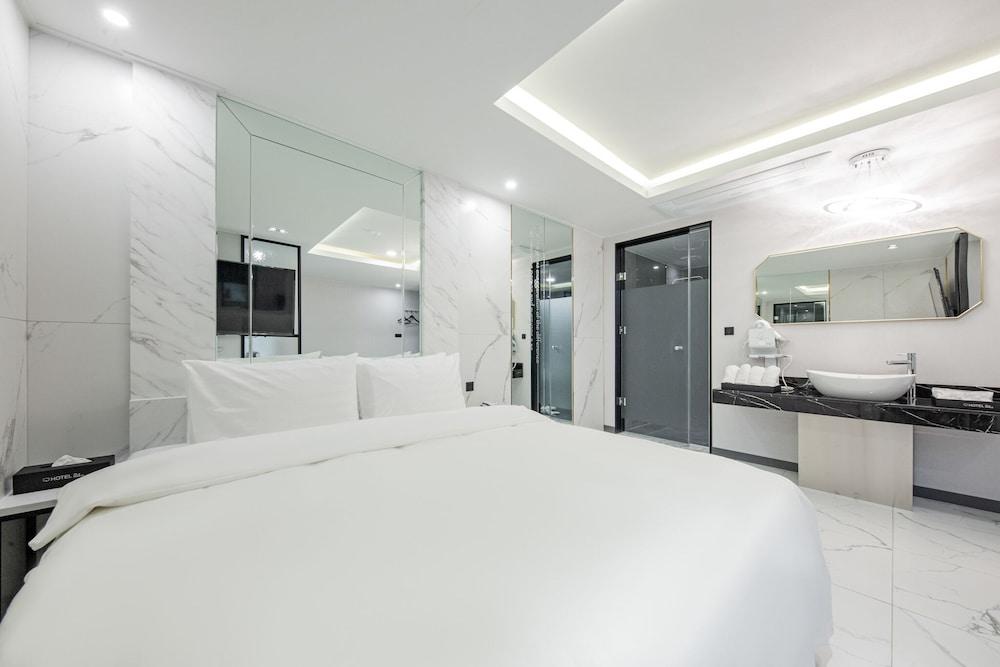 Hotel 24st Urban Brown Seosan Lake Park