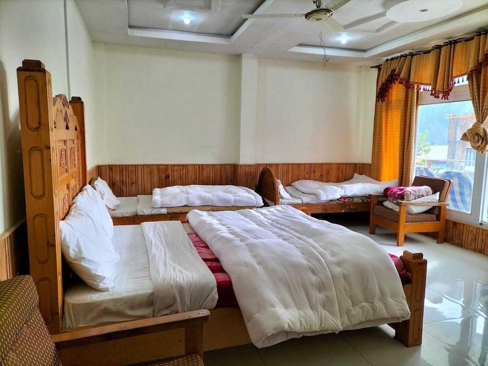 Four Star Hotel & Restaurant