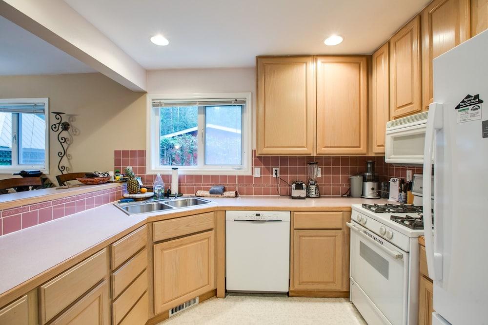 Mt Baker Lodging Cabin 58 - FRPL, DW, WIFI, SLEEPS 6! by MBL