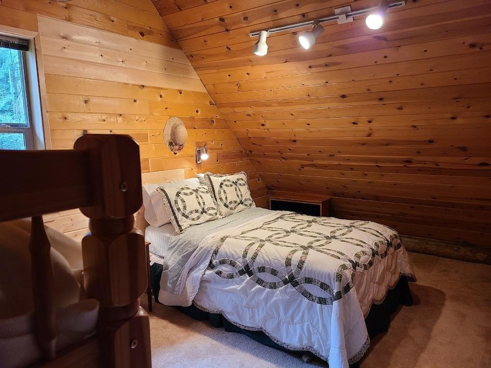 11SL - Wi-Fi - NO PETS Log Cabin - Sleeps 7