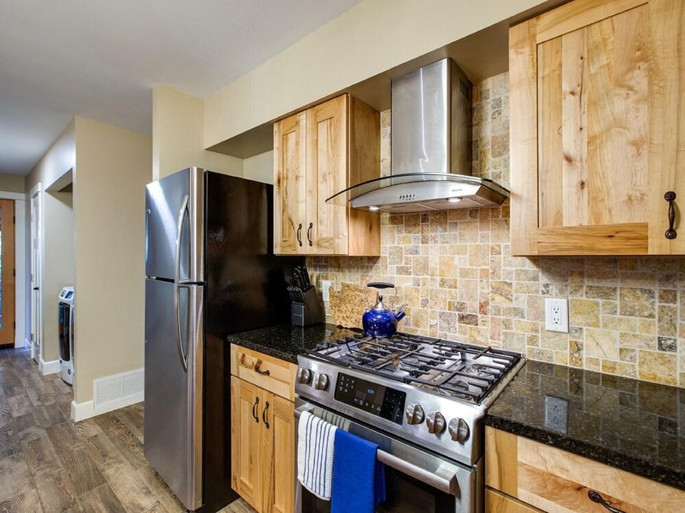 69SL - Upscale - Hot Tub - Wi-Fi - BBQ - Sleeps 8