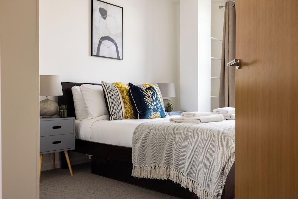 Beautiful Canal-Side Apartment in Islington