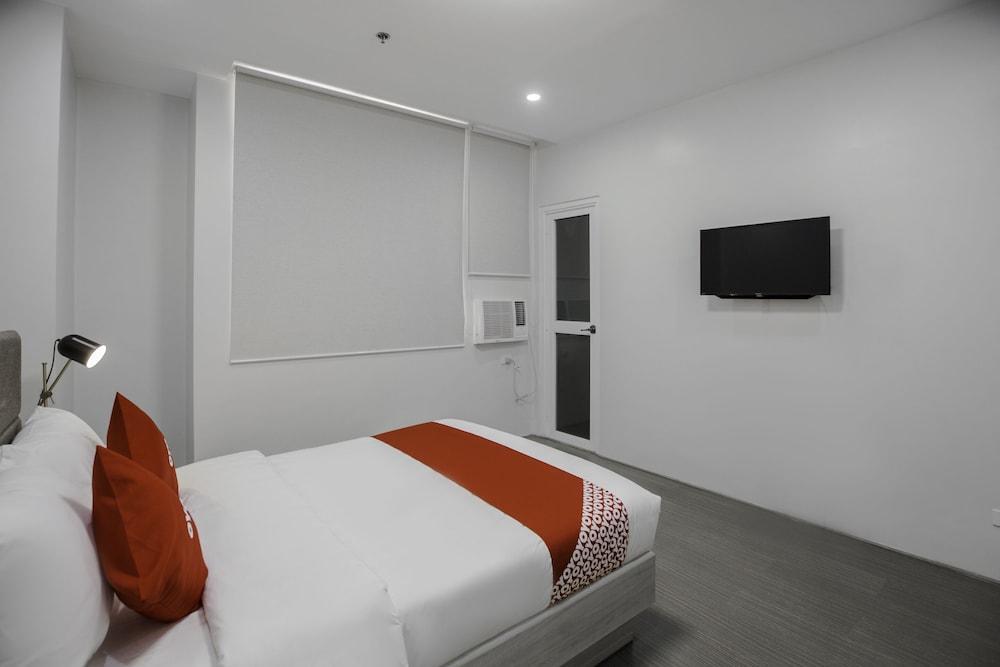 OYO 726 Sanchez Hotel