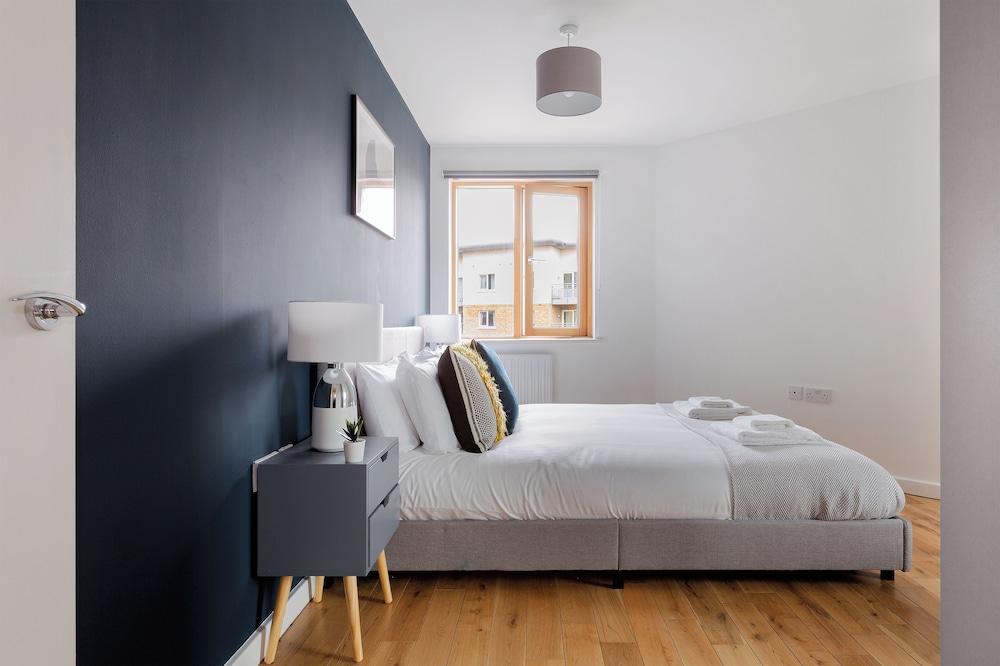 Beautiful Bow Apartment