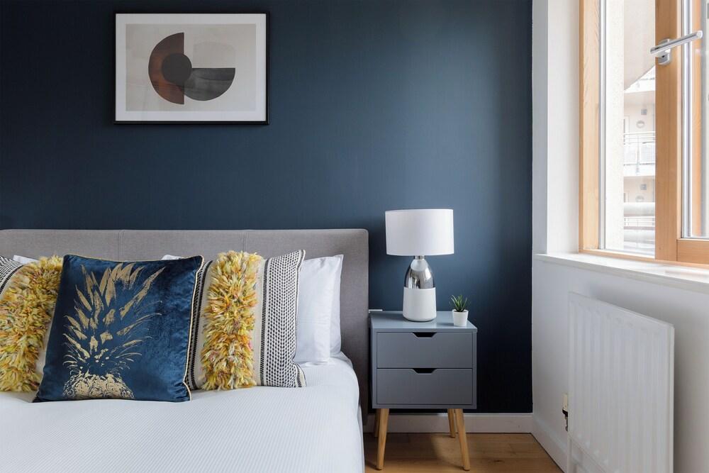 Beautiful Bow Apartment