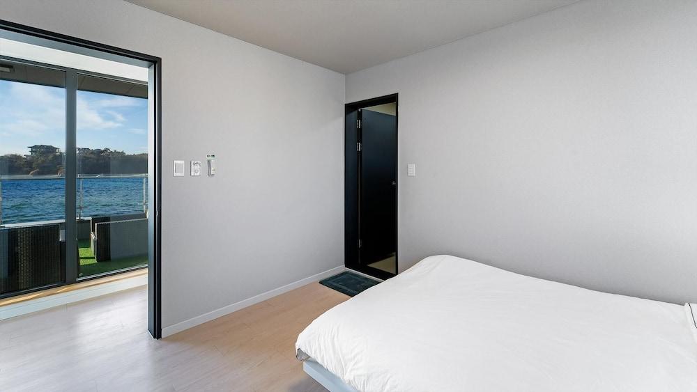 Daebudo Atiko Dokchae Pool Villa