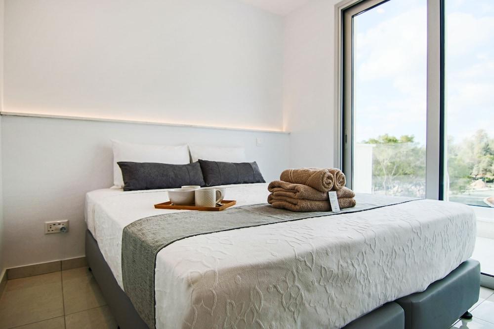 Phaedrus Living: Seaside Executive Flat Harbour 101