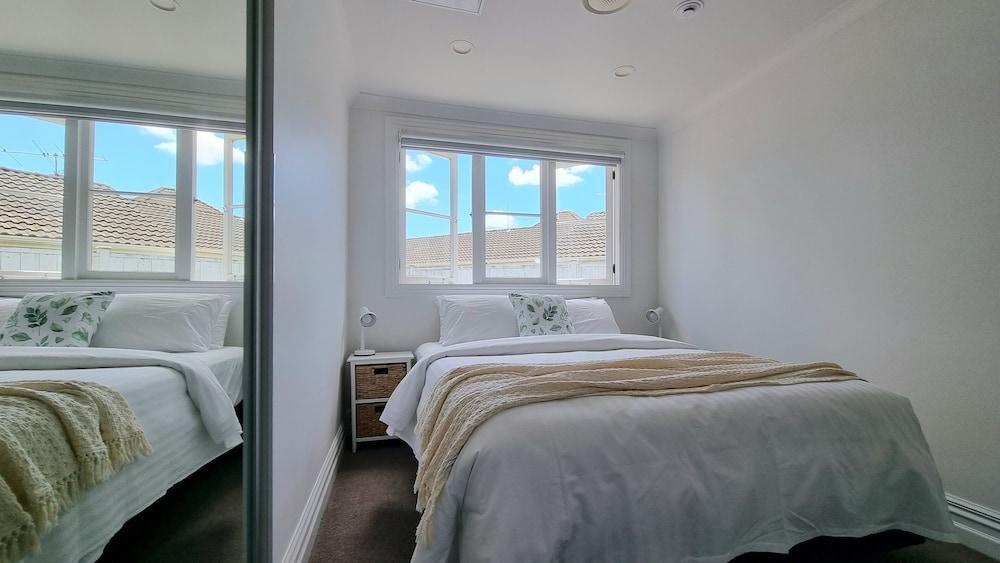 Cheerful 5 - Bedroom Home - Free Parking