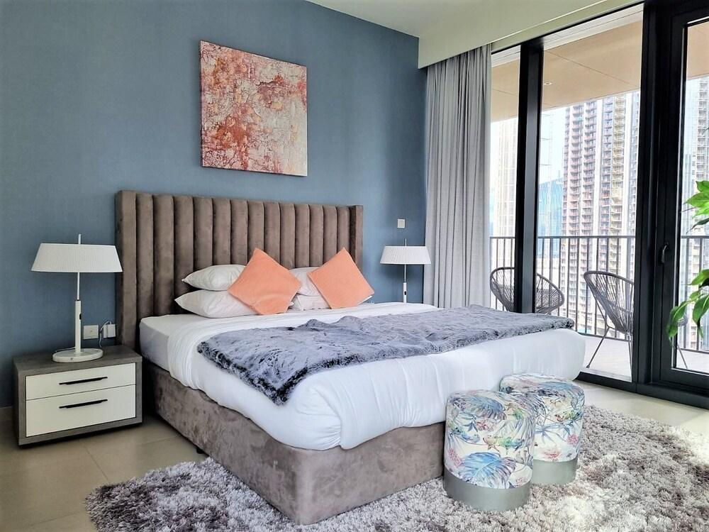 Luxurious Downtown Apt with balcony & View