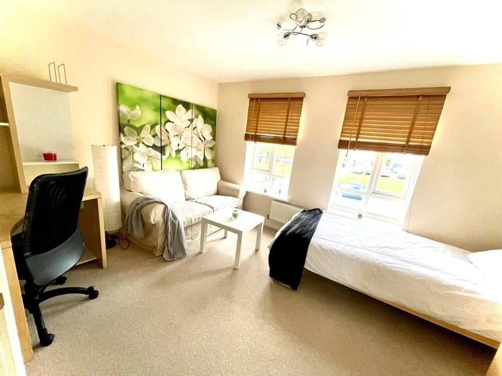 Lakeside Stylish 3 Bedroom House