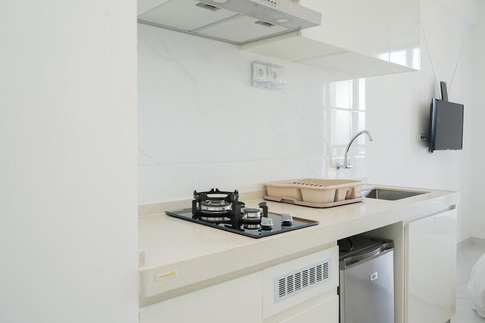 Elegant and Homey Studio at Sky House BSD Apartment