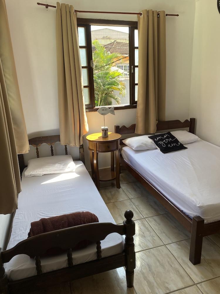 Suítes aconchegantes com piscina e praia