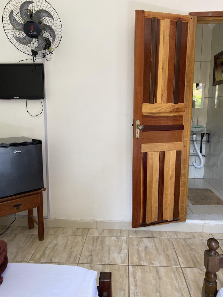 Suítes aconchegantes com piscina e praia