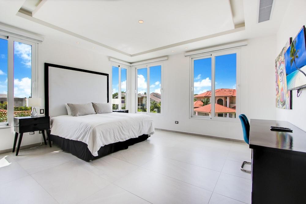 Ultra Modern Villa with Chef & Maid