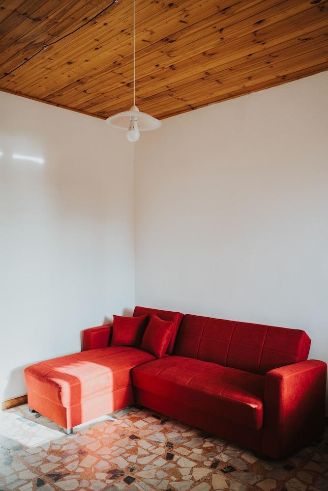 Remarkable 4-bed Apartment in Joppolo