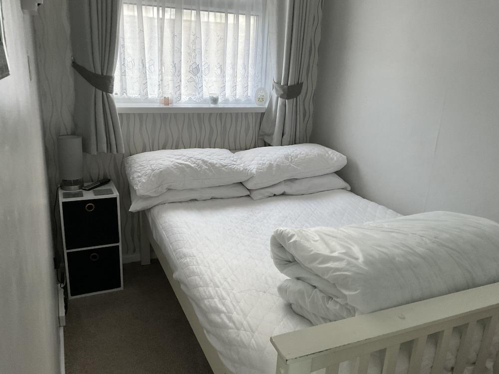 1st Floor Hillview 2 Bedroomed Central Location