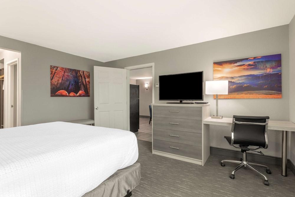 Best Western Plus Cleveland Inn & Suites