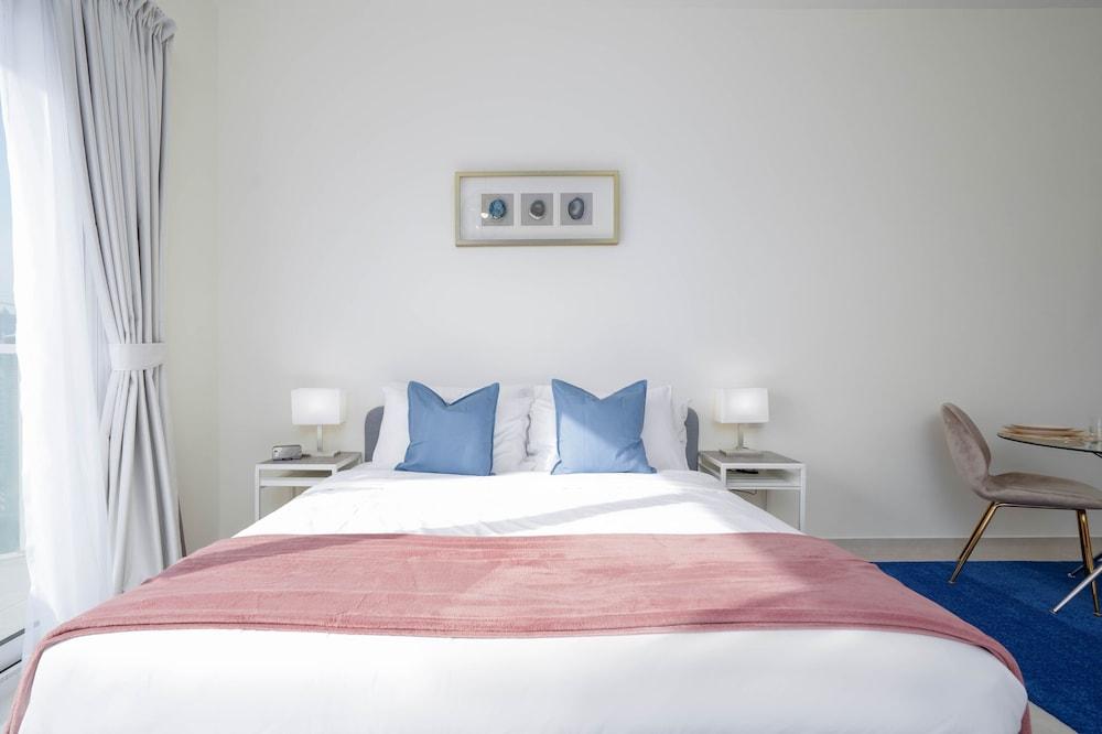 Lux BnB I AG Tower I Canal Views