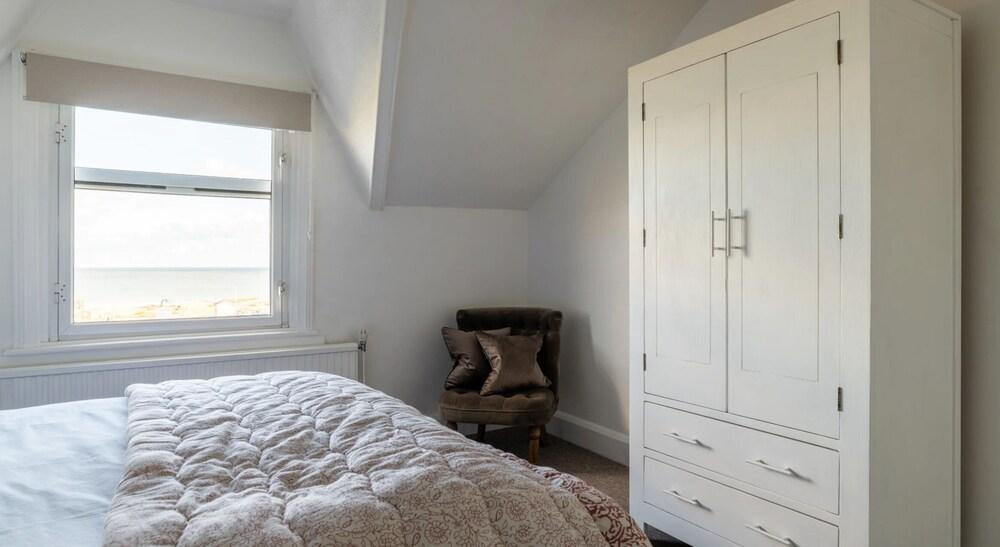 Tranquil Beachfront Beautiful 2-bed Apartment