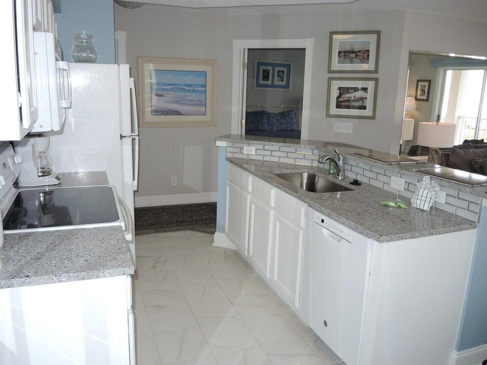 308m 1 Bedroom Condo by RedAwning