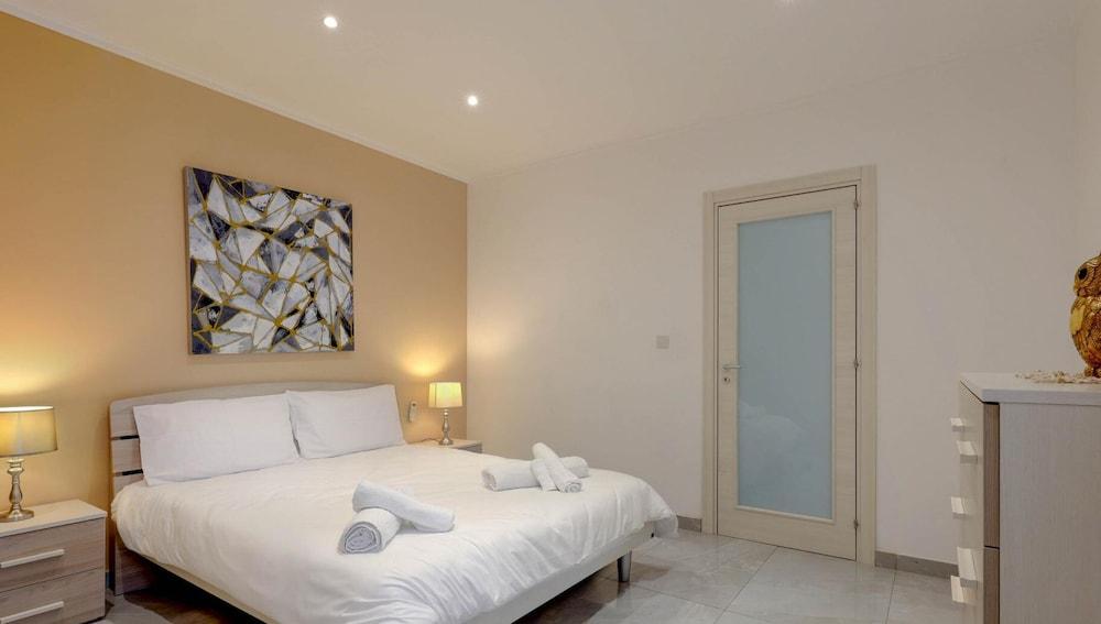 Seafront Penthouse w Unobstructed Sea Views