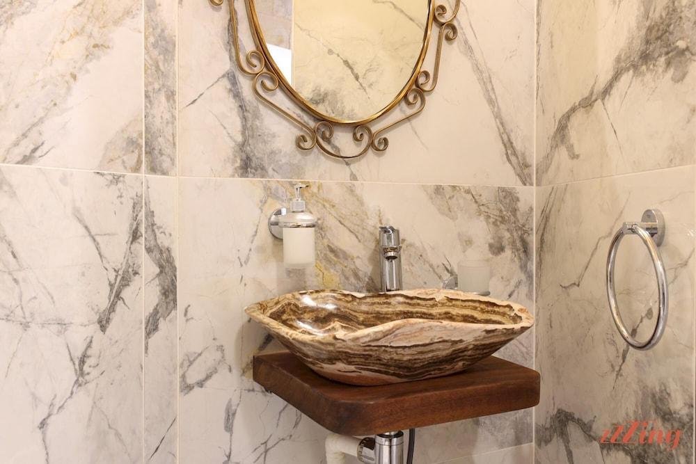 Lux Bright Studio in a Quaint 900 yr old House - 4