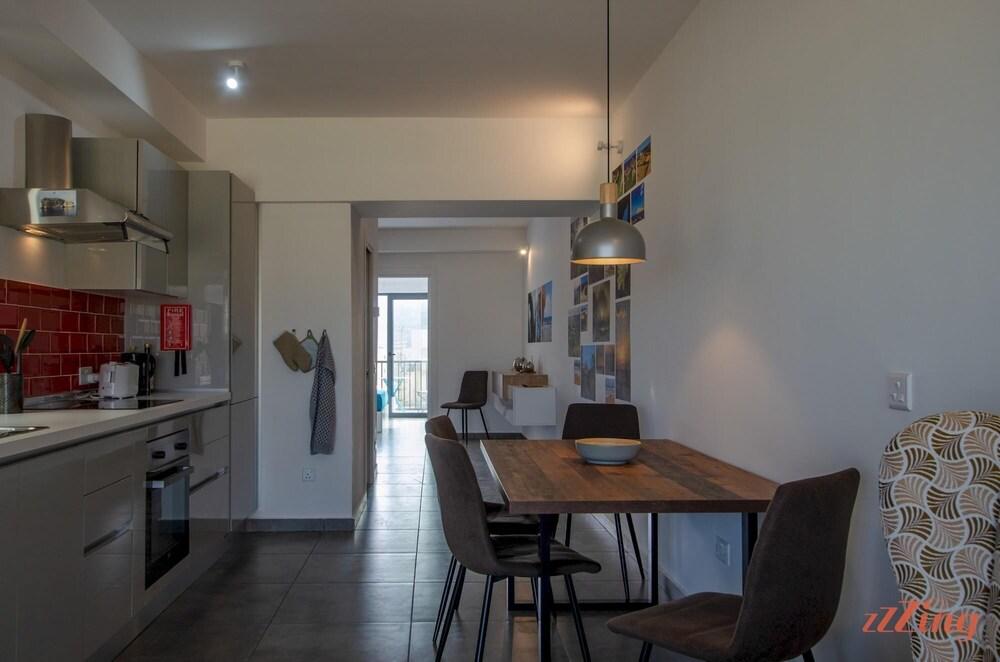 2 Bed Apartment w Distant Sea and Country Views