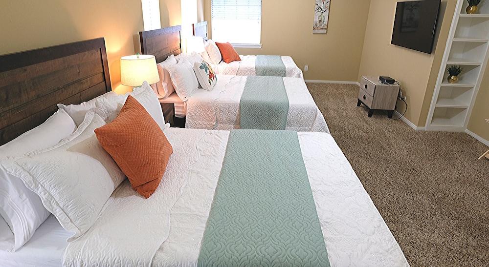 6Bdrm 3.5Bath 14Beds - 2 Story Houston