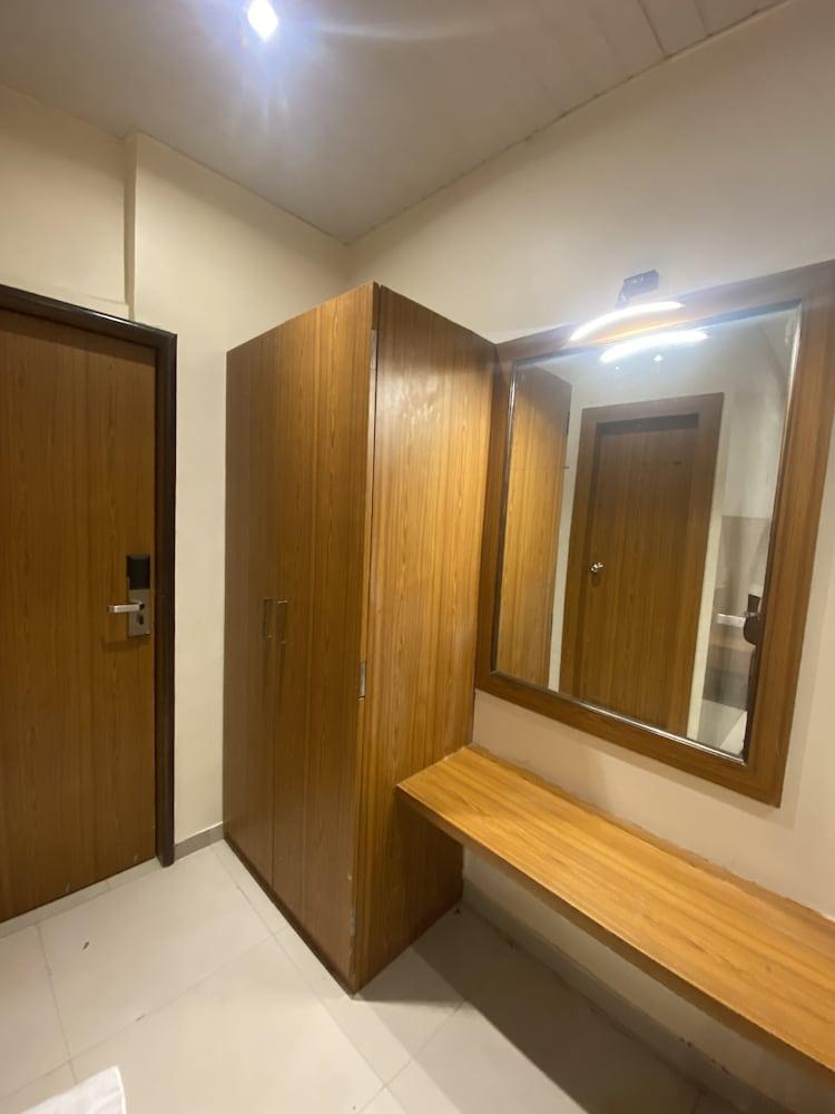 Hotel BKC Inn Near Trade Centre, Visa Consulate