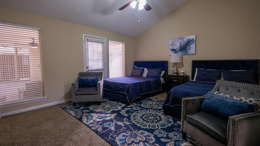 3Bdrm 2.5Bath 6Beds - Pool House