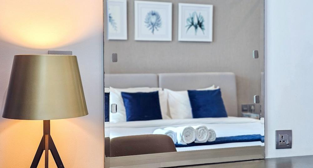 Sleek Studio in Privé with Stunning Canal View