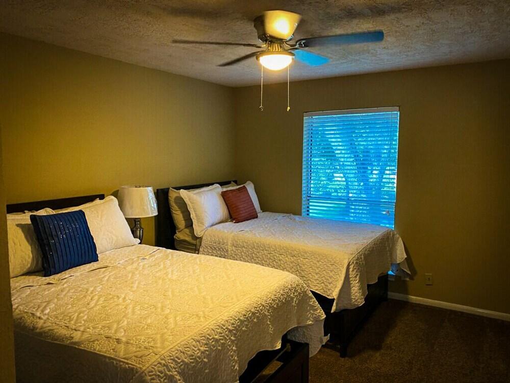 4Bdrm 3.5Bath 8Beds - Pool House