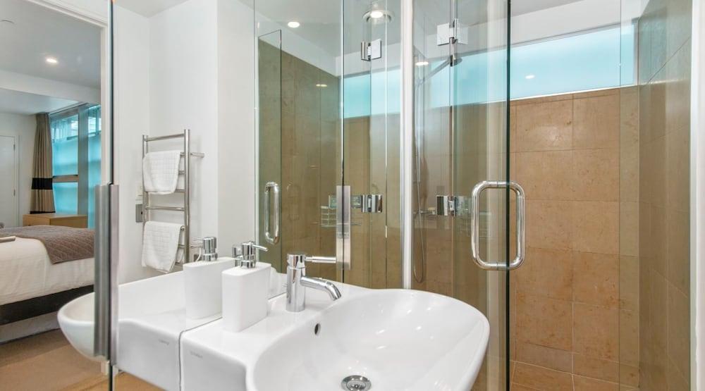 Viaduct Marina Executive -Parking & Pool