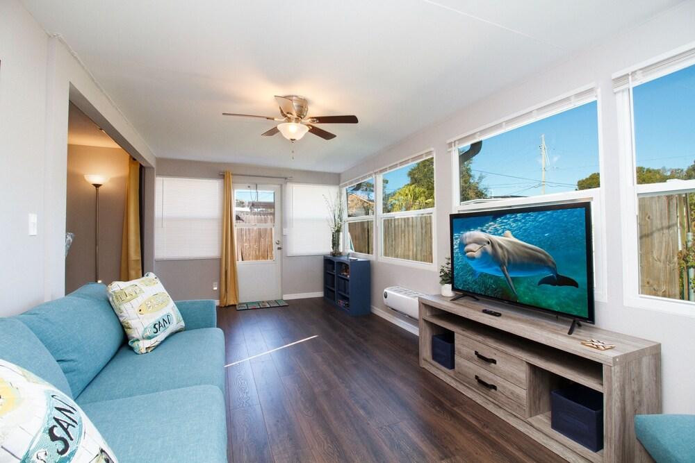 5 O'clock Somewhere - Short Term Rental 3 Bedroom Home by Redawning