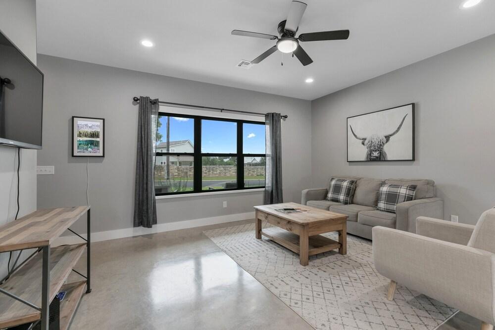 New! Luxury Home 3blck From Main St W/firepit