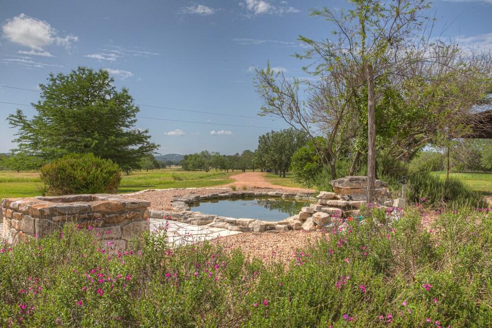 New! Stunning Ranch on 33 Acres W/hottubs&fire-pit